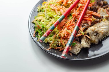 Yumurtalı erişte, havuç ve lahana ile pişirilmiş tavuk göğsü. Lezzetli bir yemek sosu, Asya yemeği.