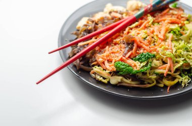 Yumurtalı erişte, havuç ve lahana ile pişirilmiş tavuk göğsü. Lezzetli bir yemek sosu, Asya yemeği.