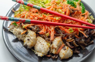 Yumurtalı erişte, havuç ve lahana ile pişirilmiş tavuk göğsü. Lezzetli bir yemek sosu, Asya yemeği.