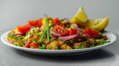 Kayısı soslu fasulye sosu, zerdeçal patatesi, domuz sosisi ve çırpılmış yumurta, brunch.