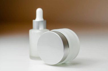 Lüks ve pahalı kırışıklık önleyici kozmetik ürünler, yüz serumu ve kadınlar için kolajen kremi, sağlık