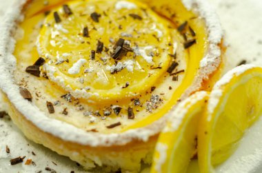 Tarte au Citron leziz bir şekilde zengin ve tatlı limon kreması, kıtır kıtır, tereyağlı pasta kabı nazikçe pişirilmiş kremalı dolguyu tamamlamak için, akşam yemeğinden sonra harika.