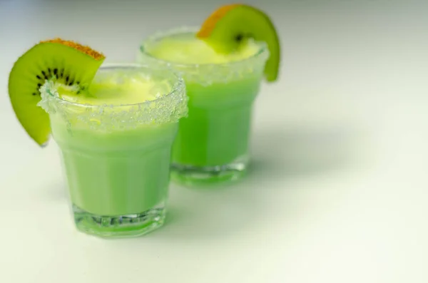 Napój Owocowy Bazie Alkoholu Likieru Śmietany Ozdobiony Zielonymi Kryształami Cukru — Zdjęcie stockowe