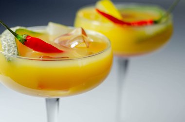 Votka, likör, taze kavun ve kırmızı biber üzerine kurulu bir bayram kokteyli. Yaz mevsiminde bir barmenin hazırladığı ferahlatıcı bir içecek.