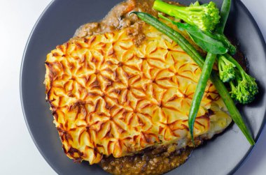 Bahçe sebzeli ince kıymalı kuzu, tereyağı ezmesi altında doyurucu bir sos. Tipik Shepherd 's Pie, geleneksel İngiliz yemeği.