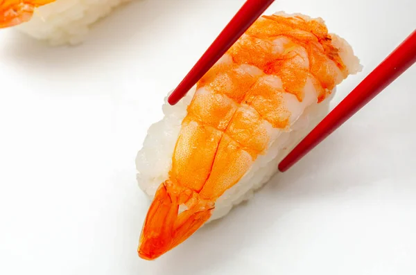 Primer Plano Ebi King Prawn Nigiri Preparado Por Chef Japonés —  Fotos de Stock