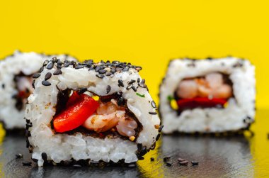 Tatlı kırmızı biberli piyon ve kırmızı biberli California dürümü, geleneksel Japon yemeği.