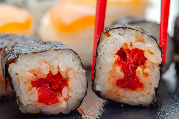 Primer Plano Del Rollo Hosomaki Pimiento Rojo Comida Tradicional Japonesa —  Fotos de Stock