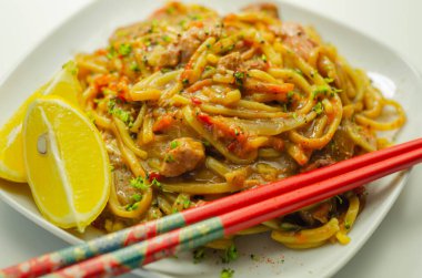 Baharatlı erişteli, tuzlu erişteli, doğranmış ördek, zencefil, kırmızı biber ve soğanlı, havuçlu, Çin mantısı, su kestanesi, oryantal yemek soslu.