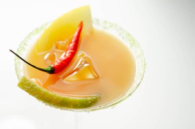 Votka, likör, taze kavun ve kırmızı biber üzerine kurulu bir bayram kokteyli. Yaz mevsiminde bir barmenin hazırladığı ferahlatıcı bir içecek.