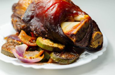 Izgara sebzeler, kırmızı ve sarı biberler, kabak ve kırmızı soğan ve taverna ile servis edilen domuz eti lokantası.