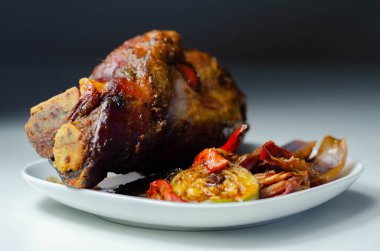 Izgara sebzeler, kırmızı ve sarı biberler, kabak ve kırmızı soğan ve taverna ile servis edilen domuz eti lokantası.