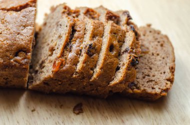 Ahşap arka planda taze baharatlı meyveli kek.,