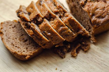 Ahşap arka planda taze baharatlı meyveli kek.,