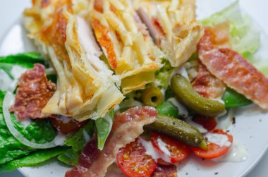 Tavuk en croute, tavuk göğsü içi fileto olgun çedar peyniri ve kayın ağacından tütsülenmiş domuz pastırması.