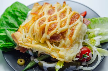 Tavuk en croute, tavuk göğsü içi fileto olgun çedar peyniri ve kayın ağacından tütsülenmiş domuz pastırması.