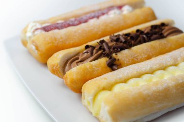 Çikolata, muhallebi, reçel ve krema dolu karışık parmak çörekleri, farklı tatlarda eklentiler, şekerlemeler