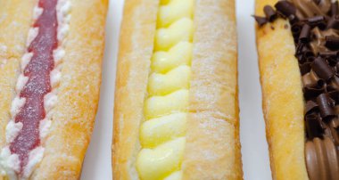 Çikolata, muhallebi, reçel ve krema dolu karışık parmak çörekleri, farklı tatlarda eklentiler, şekerlemeler