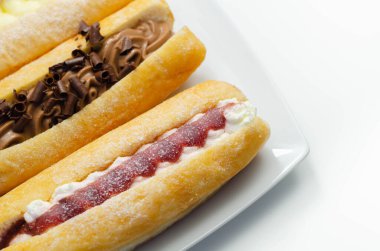 Çikolata, muhallebi, reçel ve krema dolu karışık parmak çörekleri, farklı tatlarda eklentiler, şekerlemeler