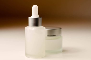 Lüks ve pahalı kırışıklık önleyici kozmetik ürünler, yüz serumu ve kadınlar için kolajen kremi, sağlık