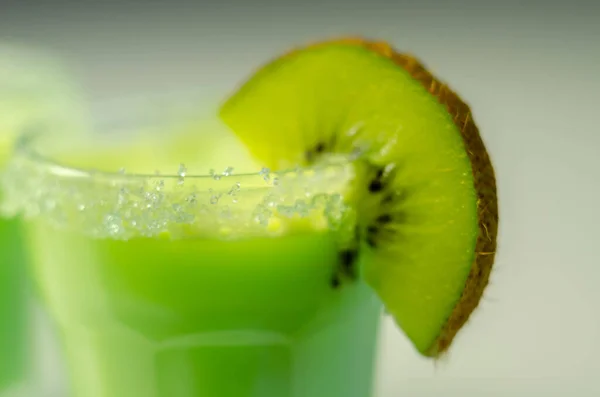 Bevanda Base Alcol Liquore Panna Decorata Con Cristalli Zucchero Verde — Foto Stock