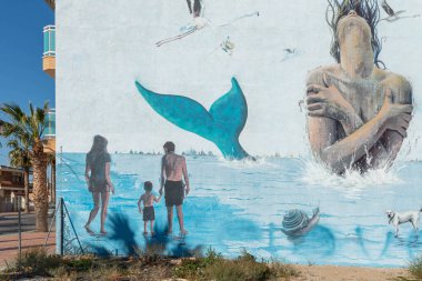 LOS ALCAZARES, SPAIN - 25 Şubat 2019 İspanyol küçük bir kasabada sokak sanatçıları tarafından püskürtülen duvarlar, sokak sanatı