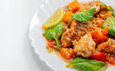 Jambalaya tavuğu, baharatlı domates sosuyla pişirilmiş tavuk göğsü, sucuk, kepekli pilav, bebek ıspanak, doğranmış tereyağlı kabak ve dilimlenmiş kırmızı biber, krep mutfağı.