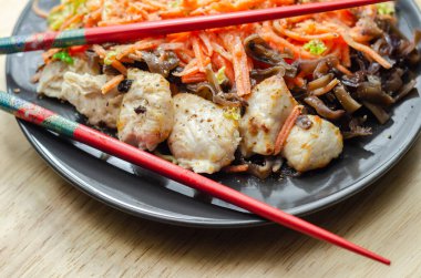 Yumurtalı erişte, havuç ve lahana ile pişirilmiş tavuk göğsü. Lezzetli bir yemek sosu, Asya yemeği.