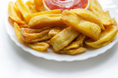 Kızarmış ve çıtır çıtır kızartmalar seramik tabakta domates soslu, fast food