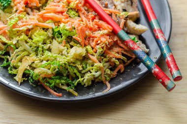 Yumurtalı erişte, havuç ve lahana ile pişirilmiş tavuk göğsü. Lezzetli bir yemek sosu, Asya yemeği.