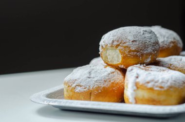 Berliner Pfannkuchen, bir Alman çöreği, geleneksel hamur mayası çikolata kremalı ve pudra şekerli, gümüş tepside tatlı.