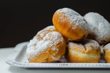 Berliner Pfannkuchen, bir Alman çöreği, geleneksel hamur mayası çikolata kremalı ve pudra şekerli, gümüş tepside tatlı.