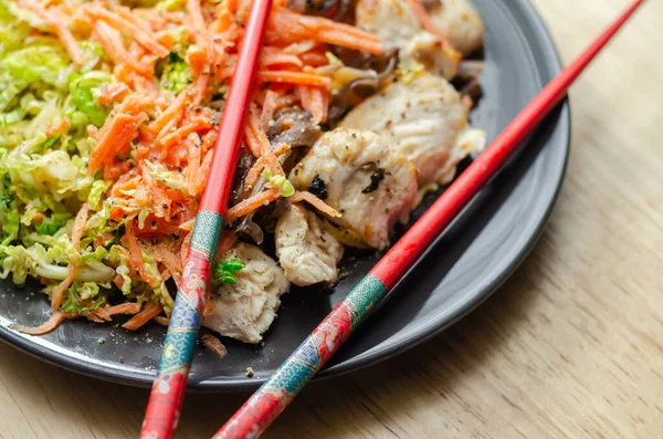 Yumurtalı erişte, havuç ve lahana ile pişirilmiş tavuk göğsü. Lezzetli bir yemek sosu, Asya yemeği.