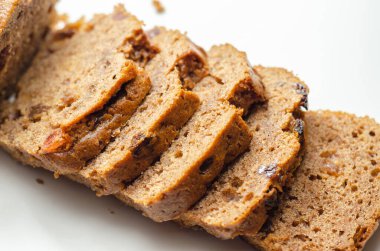 Beyaz arka planda taze baharatlı meyveli kek.,