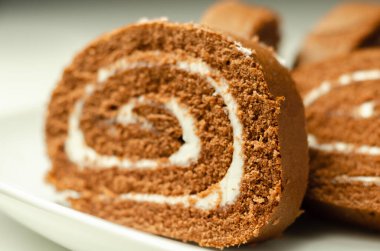 Vanilya aromalı çikolatalı sünger rulo, çikolatalı İsviçre dürümü, kıvrımlı kek.