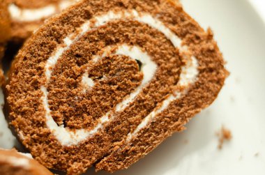 Vanilya aromalı çikolatalı sünger rulo, çikolatalı İsviçre dürümü, kıvrımlı kek.