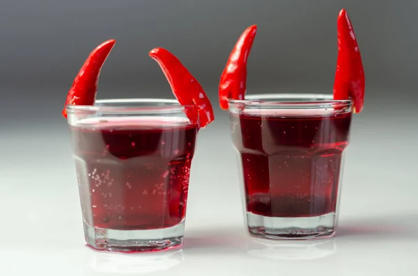 Drink Shot Przygotowany Wódki Grenadyny Soku Cytryny Ozdobionych Ptasim Okiem — Zdjęcie stockowe