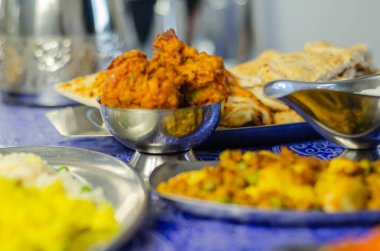 Çeşitli pirinç ve soğanlı jalfrezi ve tavuk körisi Bhajis ve Samosas, geleneksel Hint yemeği.