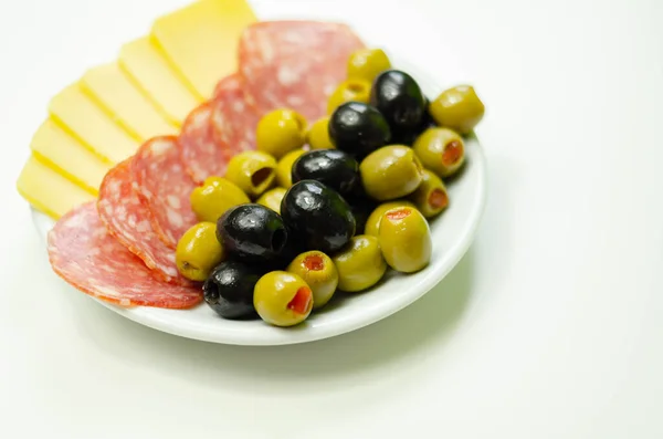 Set Olive Verdi Nere Con Salame Formaggio Cheddar Antipasto — Foto Stock