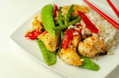 Hint cevizi kreması, kırmızı biber, limon otu, limon yaprağı, kokulu pirinç, kırmızı biber, uyuz tacı ve yeşil fasulye ile yapılan Tayland soslu tavuk göğsü parçaları.