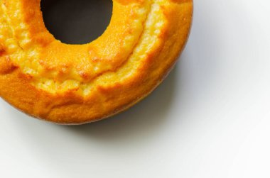 Beyaz arka planda süslenmiş taze madeira yüzük ekmek keki, geleneksel pasta.