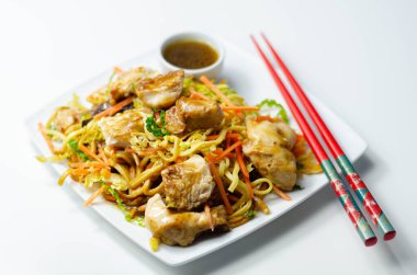 Lezzetli sarımsaklı tavuk göğsü parçaları ve zencefilli soya sosu ve erişte, siyah mantar mantarı, savoy lahanası ve havuç, Çin yemeği.