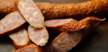 Geleneksel Polonya sosisi dilimlere bölünmüş, Doğu Avrupa 'dan tipik şarküteri ürünü, et yemeği.