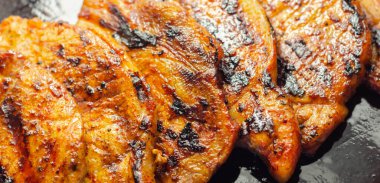 Taze ve sulu domuz filetosu biftekler, ahşap tahtada ızgara etler, iyi pişmiş biftekler.