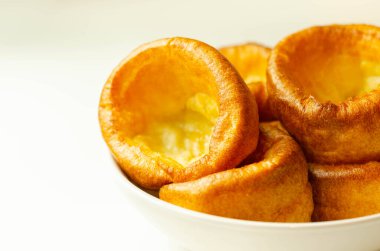 Geleneksel İngiliz Yorkshire pudingi, geleneksel bir yemek tarifi için harika çıtır çıtır ve altın pişmiş, yanında da mükemmel bir pazar rostosu ve İngiliz yemeği.