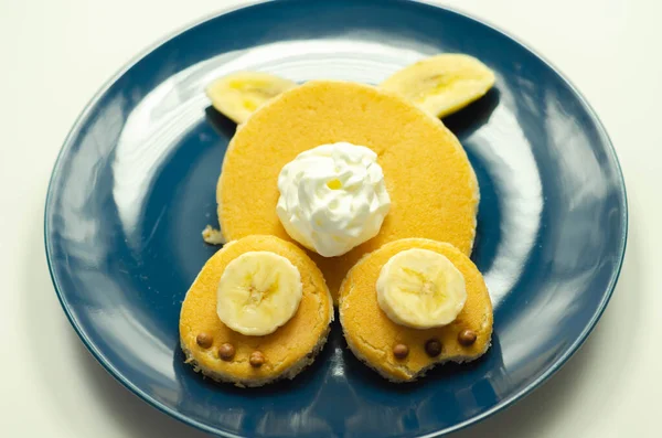 Kreativní Jídlo Pro Dítě Palačinka Banánem Čokoláda Šlehačka Tvaru Králíka — Stock fotografie