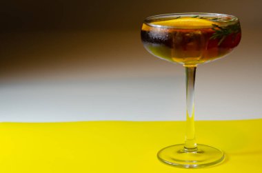 Cin, şampanya ve kan portakal suyuna dayalı ferahlatıcı bir kokteyl, bir dilim portakal ve biberiye ile servis edilir, lüks bir içecek.