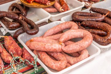 Tipik İspanyol sosisleri yemek pazarındaki bir köy tezgahında, geleneksel et ürünleri