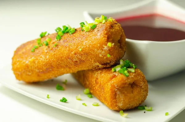 Lahana turşulu ve mantarlı lezzetli kroketler sıcak kırmızı borş, Doğu Avrupa mutfağı ile servis edilir.