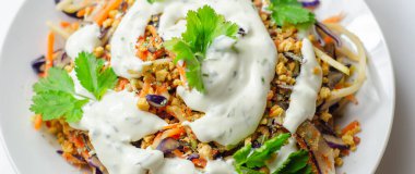 Soslu lahana salatası ve kızarmış ekmekler brokoli, havuç, kırmızı lahana ve soğan beyaz tabakta, sağlıklı yiyecekler.